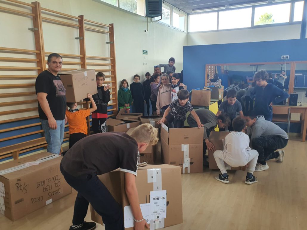 alumnos-escolar-nabí-cargando-material-ayuda-humanitaria